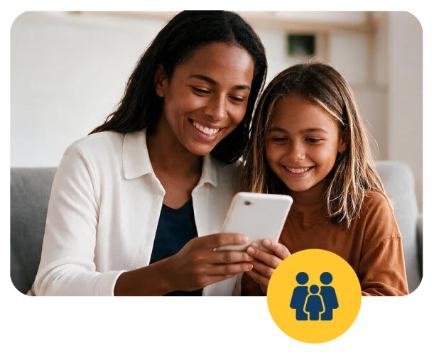 Mãe e filha acompanhando a vida escolar pelo celular