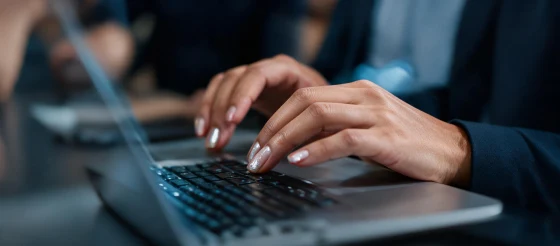 Mãos digitando em um teclado